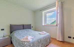 4 bedrooms, travel crib, free WiFi, bed sheets