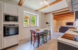 Fridge, stovetop, dishwasher