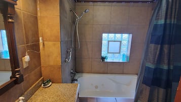 Vasca idromassaggio, asciugacapelli, asciugamani, sapone