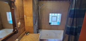 Whirlpool, Haartrockner, Handtücher, Seife