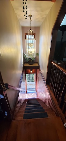 Interior. Beautiful 1 Bedroom Loft with big jetted tub and shower also on-site parking !