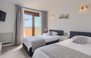 3 quartos, berço de viagem, Wi-Fi de cortesia, roupa de cama