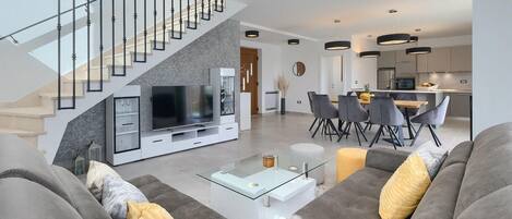 Televisión, chimenea, futbolito y tenis de mesa