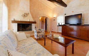 TV, fireplace, DVD player, table football - Nice home in Porec with sauna (Porec)