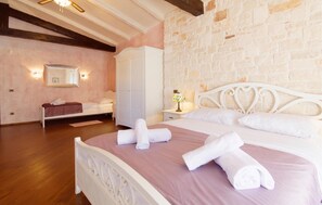 4 bedrooms, travel crib, free WiFi, bed sheets - Nice home in Porec with sauna (Porec)