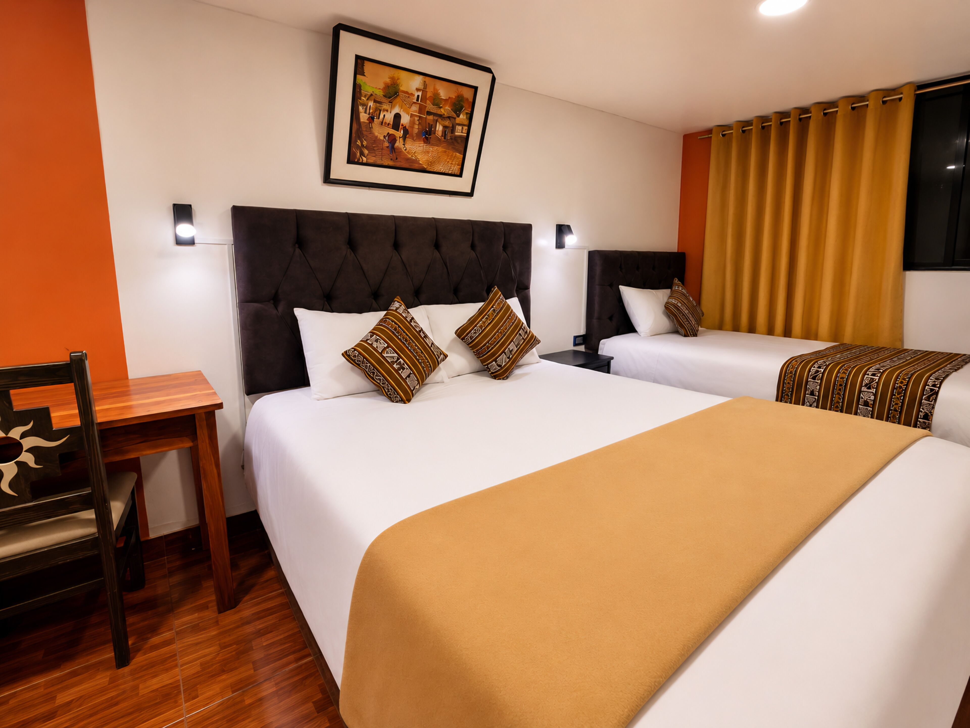 Habitación de hotel con dos camas, una silla de madera, un cuadro en la pared y una ventana con cortinas.
