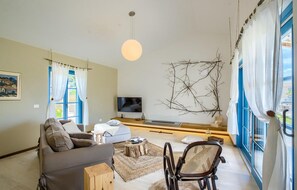 TV, fireplace - Stunning home in Umag (Umag)