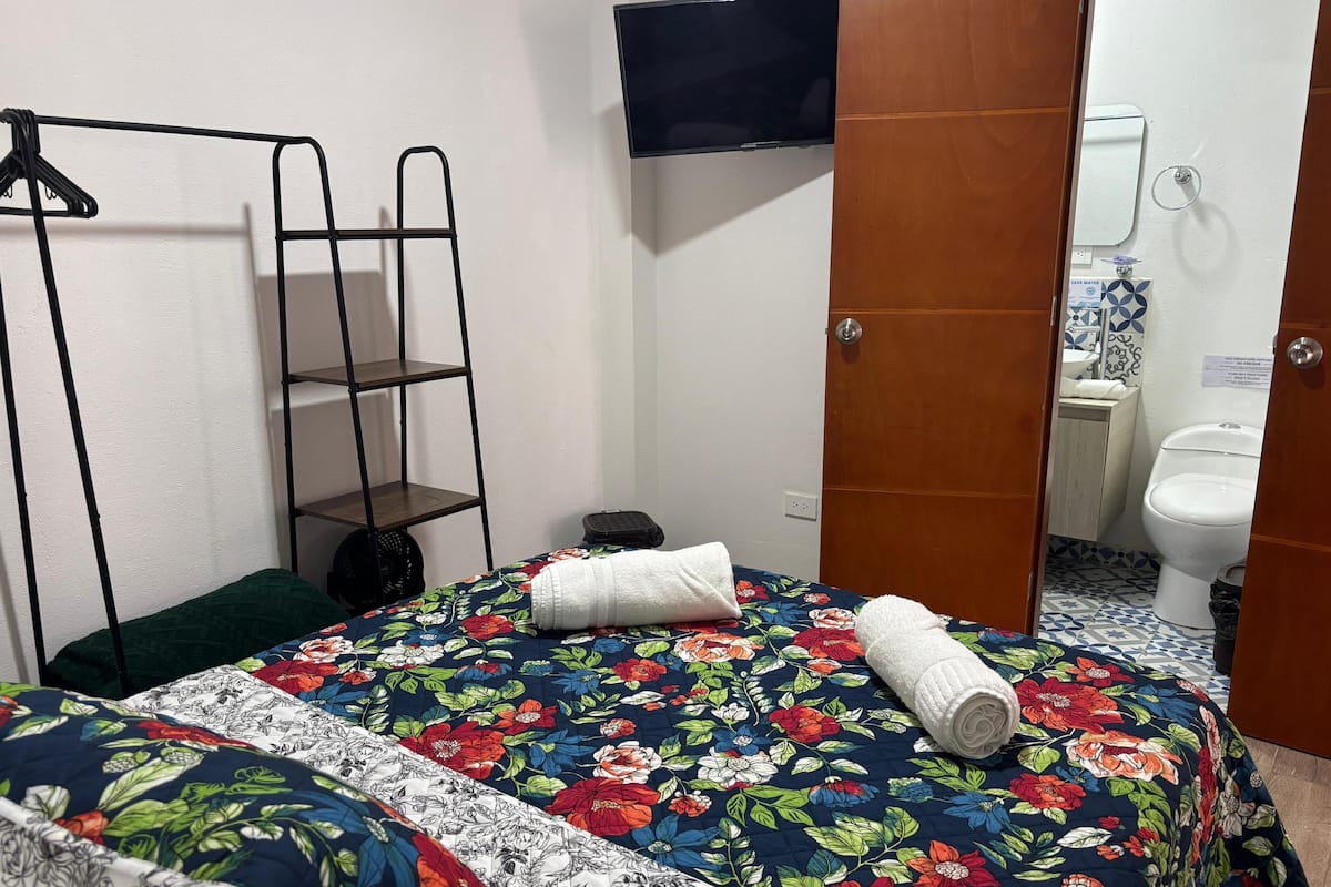 Habitación estándar, 1 cama doble, baño privado | Ropa de cama hipoalergénica, tabla de planchar con plancha, wifi gratis