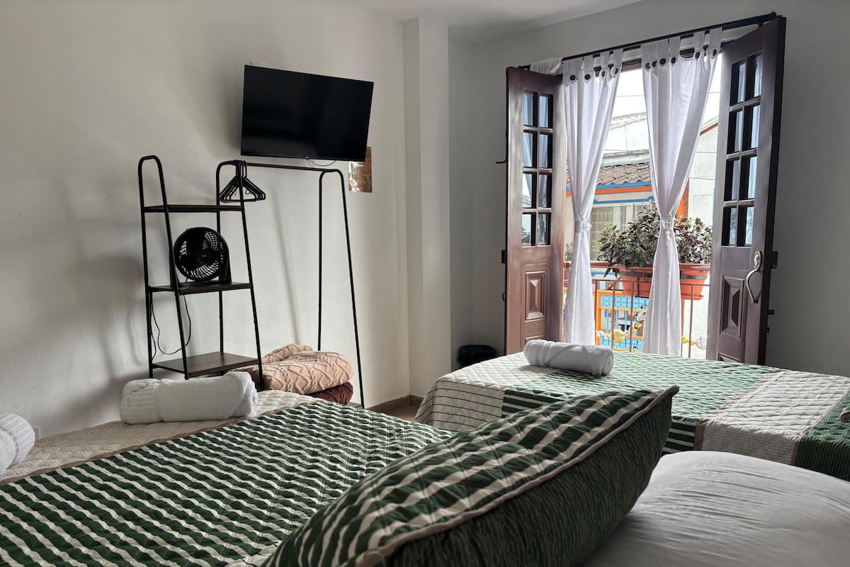 Habitación estándar, varias camas, balcón | Ropa de cama hipoalergénica, tabla de planchar con plancha, wifi gratis
