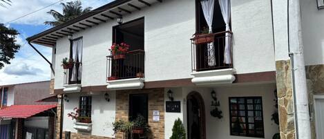 Family House, Multiple Bedrooms, Kitchen, Mountain View