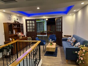 32-inch Smart TV with cable channels, Netflix, streaming services - HC Helena (Filandia)