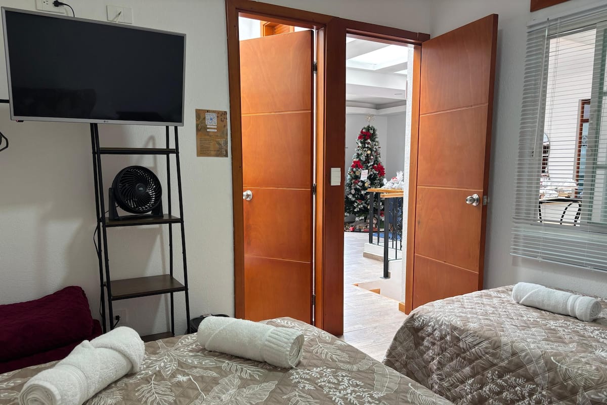 Habitación económica, varias camas, baño privado | Ropa de cama hipoalergénica, tabla de planchar con plancha, wifi gratis