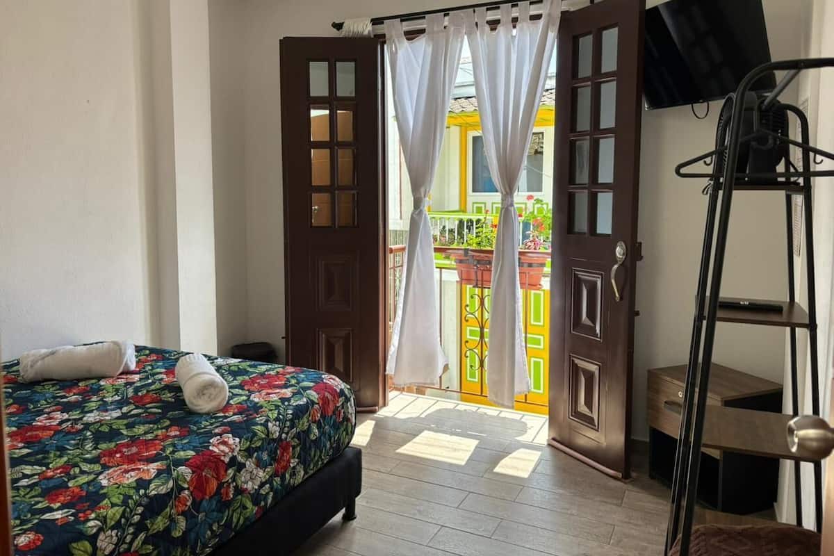 Standard-huone, 1 parisänky, parveke | Allergiatestatut vuodevaatteet, pillowtop-patjalliset sängyt