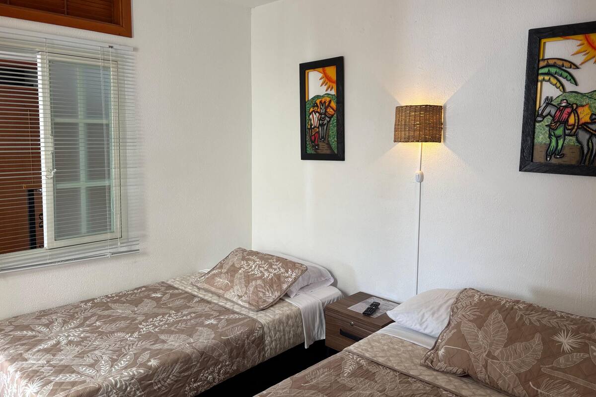 Literie hypoallergénique, lit avec matelas à plateau-coussin