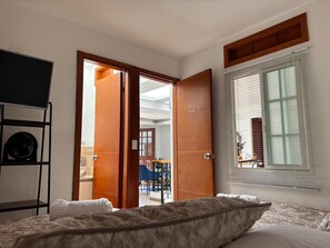 Habitación económica, varias camas, baño privado | Ropa de cama hipoalergénica y colchones con acolchado adicional