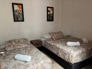 Economy-huone, useita sänkyjä, kylpyhuone makuuhuoneen yhteydessä | Allergiatestatut vuodevaatteet, pillowtop-patjalliset sängyt