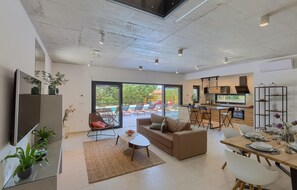 تلفزيون، مدفأة، ستيريو