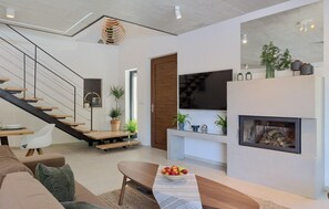 TV, fireplace, stereo