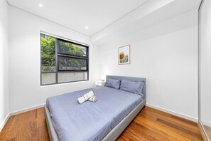 2 bedrooms, desk, iron/ironing board, WiFi