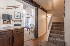 Interior - Walk to the Lifts, ski in ski out! (Mammoth Lakes)