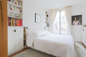 2 bedrooms, desk, iron/ironing board, WiFi