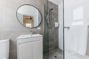 Hårtørrer, håndklæder, Sæbe, Toiletpapir