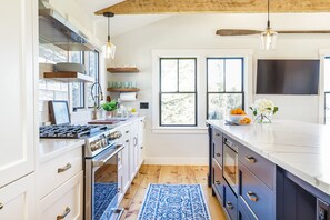 Kylskåp, mikrovågsugn, ugn och spishäll