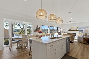 Dining - Beautiful Salt Marsh Cottage in Moss Creek, where serenity awaits. (Hilton Head Island)