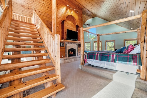 7K Sqft Lakefront Escape, Sandy Beach, Barrel Sauna, Game Room, Fire Pit