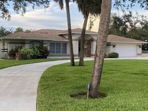 Property grounds - Cozy home in North Fort Myers (North Fort Myers)