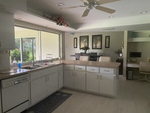Private kitchen - Cozy home in North Fort Myers (North Fort Myers)