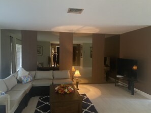 Living area - Cozy home in North Fort Myers (North Fort Myers)