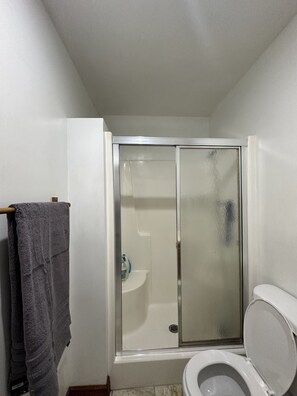 Dutxa, assecador de cabells, tovalloles i sabó 