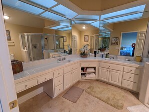 Shower, towels, soap, shampoo - Lakes Country Club waterfront condo (Palm Desert)