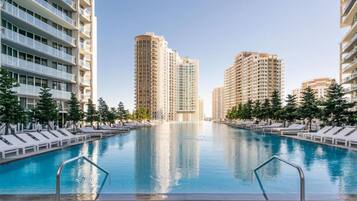 Una piscina techada, una piscina climatizada