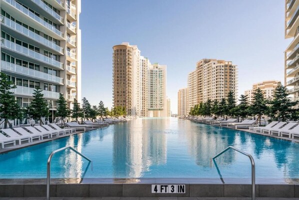 Una piscina techada, una piscina climatizada