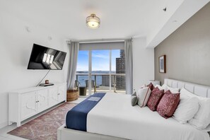 2 habitaciones, escritorio y tabla de planchar con plancha