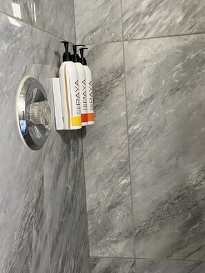 Bathroom shower - Lucky cuss Motel (Las Vegas)