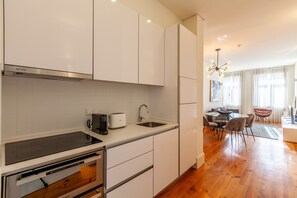 Fridge, microwave, oven, coffee/tea maker