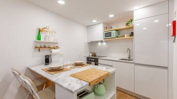 Fridge, microwave, oven, coffee/tea maker