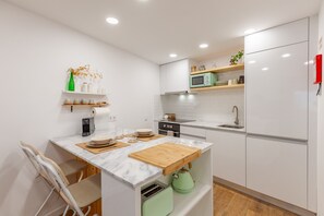 冷蔵庫、電子レンジ、オーブン、コーヒー / ティーメーカー