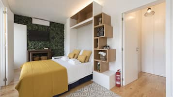 Iron/ironing board, free WiFi, bed sheets