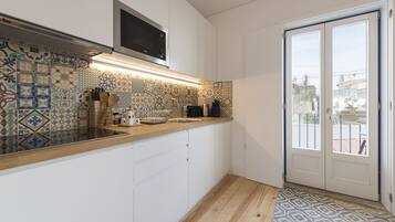 Refrigerador, microondas, cafetera y tetera y tetera eléctrica