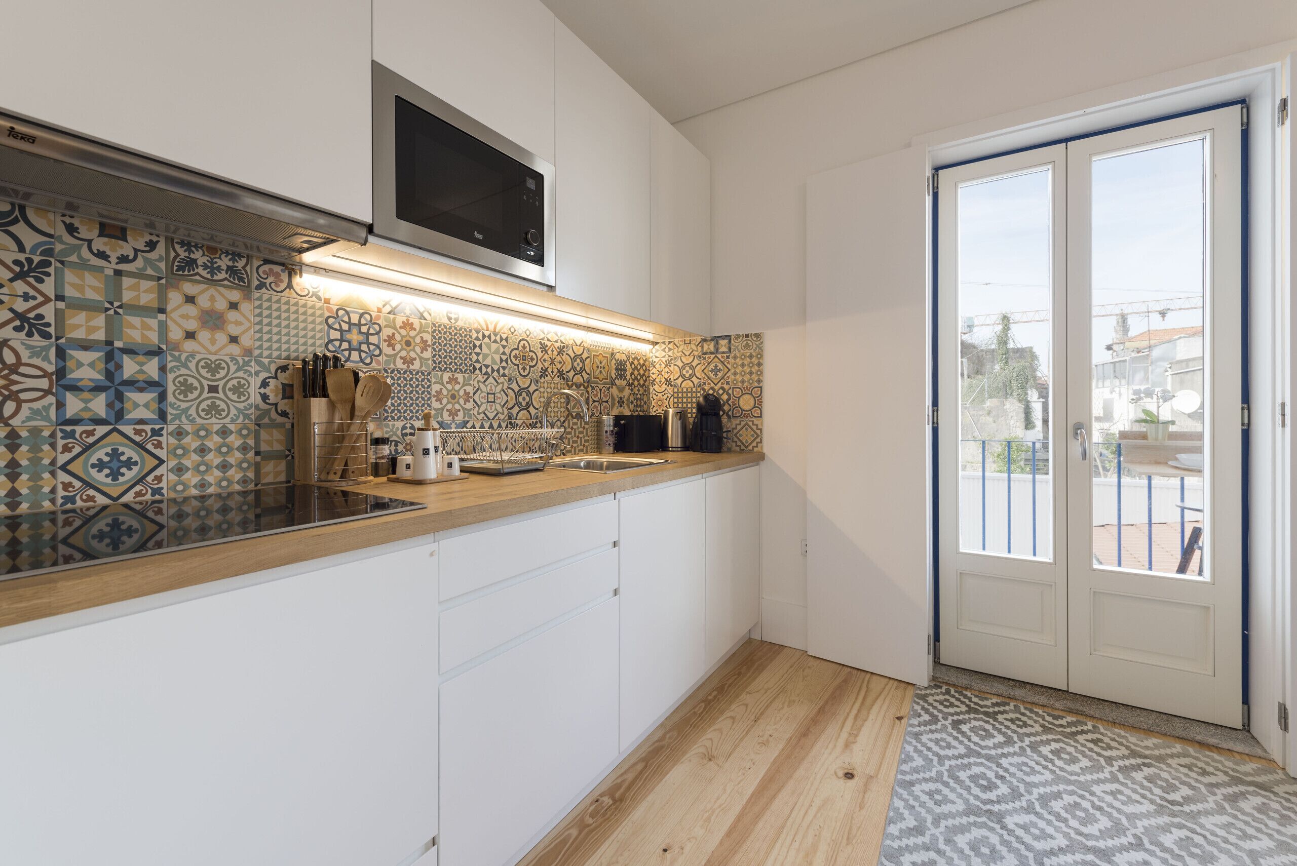 Refrigerador, microondas, cafetera y tetera y tetera eléctrica 