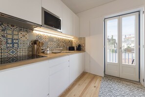 Kylskåp, mikrovågsugn, kaffe- och tebryggare och vattenkokare