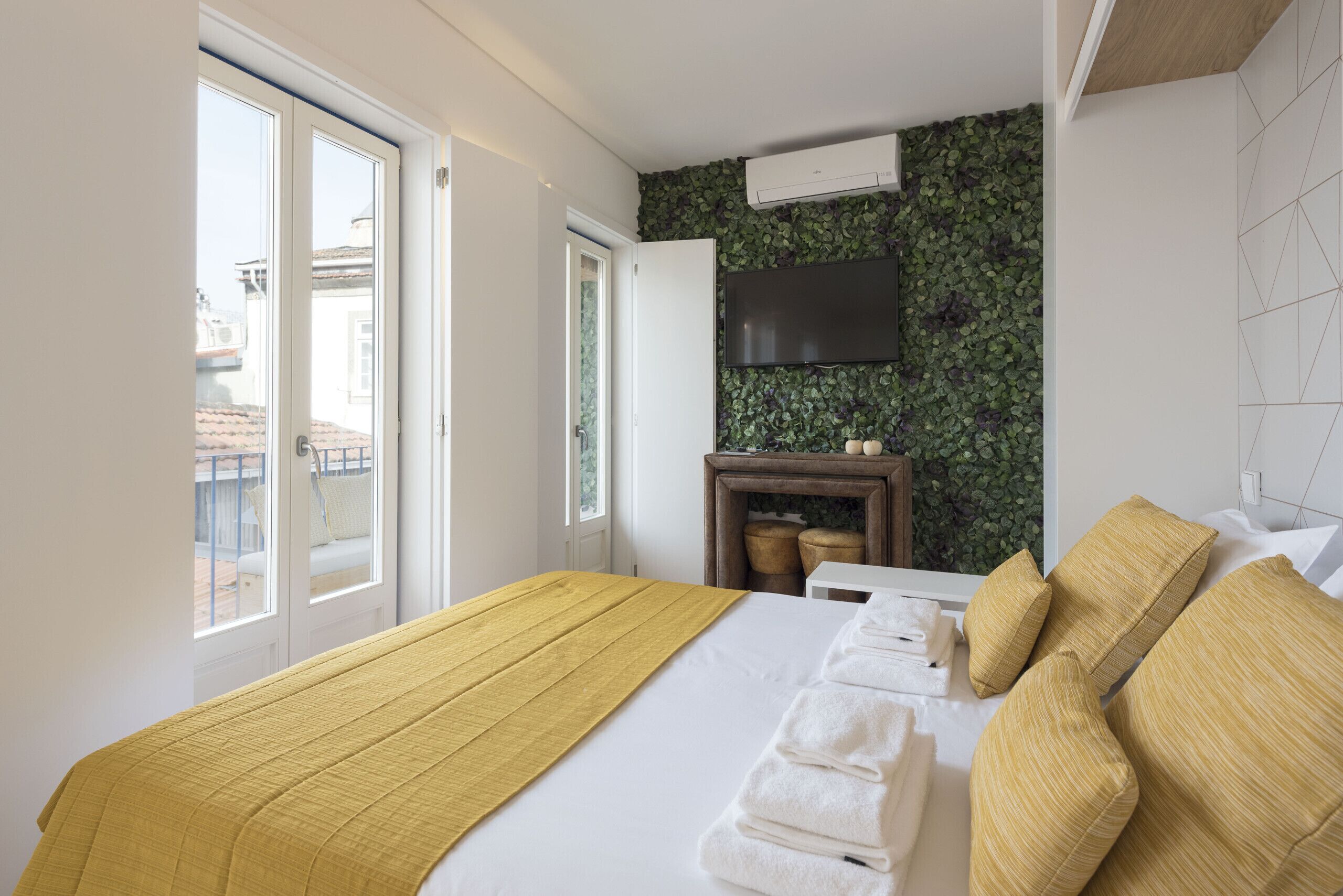 Tabla de planchar con plancha, wifi gratis y ropa de cama 