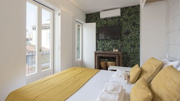 Tabla de planchar con plancha, wifi gratis y ropa de cama