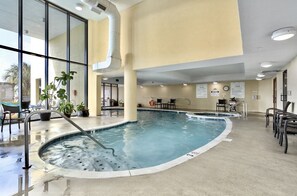 Una piscina techada, una piscina al aire libre