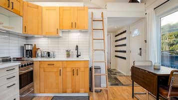 Coffee/tea maker, fridge, microwave, oven
