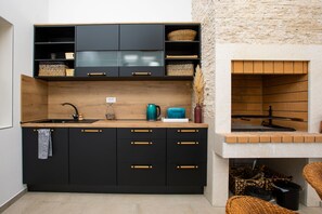 Een koelkast, een magnetron, een oven, een kookplaat